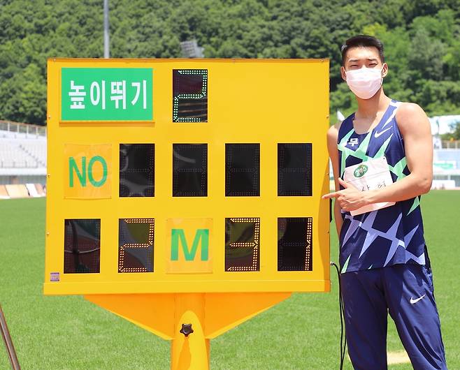 개인 최고 기록을 넘어선 뒤 기념촬영하는 우상혁 [대한육상연맹 제공. 재판매 및 DB금지]