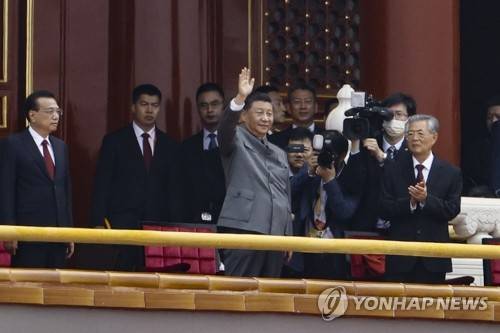 중국공산당 100주년 행사서 손 흔드는 시진핑 [베이징 EPA=연합뉴스]