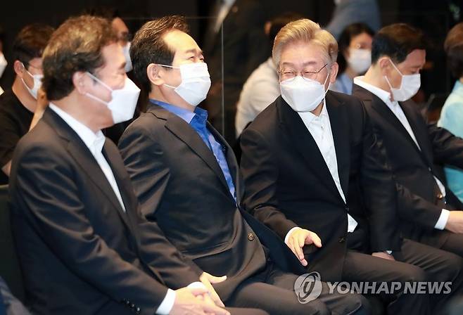 공명선거 실천 서약식에서 대화하는 이재명 정세균 이낙연 (서울=연합뉴스) 하사헌 기자 = 1일 오전 서울 여의도 글래드호텔에서 열린 더불어민주당 대선 경선 후보 공명선거 실천 서약식에서 이재명(오른쪽부터), 정세균, 이낙연 후보가 대화하고 있다. 2021.7.1 toadboy@yna.co.kr