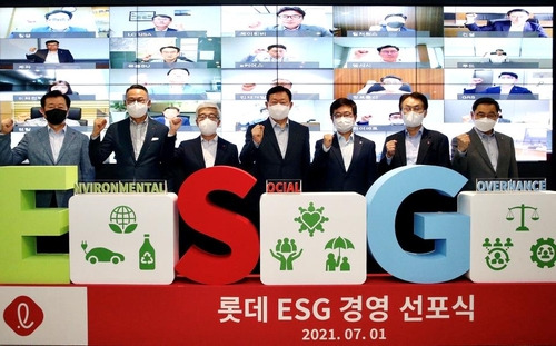 롯데그룹 하반기 사장단 회의에서 열린 ESG 경영 선포식.  [롯데지주 제공. 재판매 및 DB 금지]