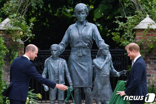 영국의 윌리엄 왕세손(왼쪽)과 그의 동생 해리 왕자(오른쪽)이 1일(현지시간) 런던 켄싱턴궁에서 열린 어머니 다이아내비 동상 제막식에 참석했다. 2021.07.02 © AFP=뉴스1