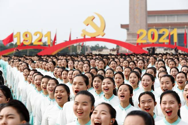 중국공산당 창당 100주년 기념일인 1일 수도 베이징 천안문 광장에서 합창단이 본행사를 앞두고 리허설을 하고 있다. EPA 연합뉴스