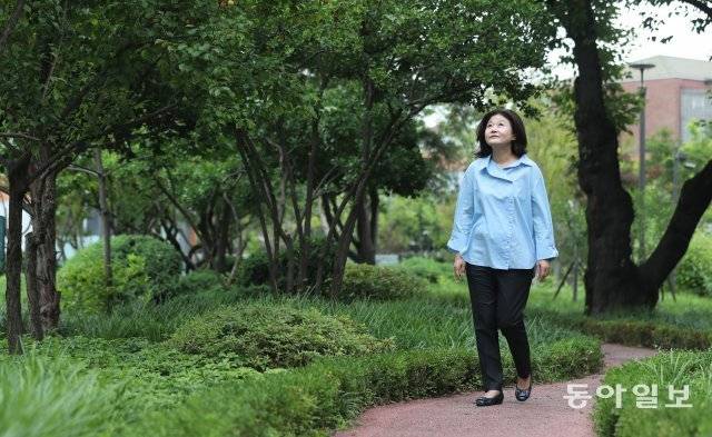 박민선 서울대병원 가정의학과 교수는 따로 헬스클럽을 이용하지 않고 자주 걷거나 움직이면서 활동량을 늘린다. 박 교수가 병원 본관 근처의 산책로를 걷고 있다. 홍진환기자 jean@donga.com