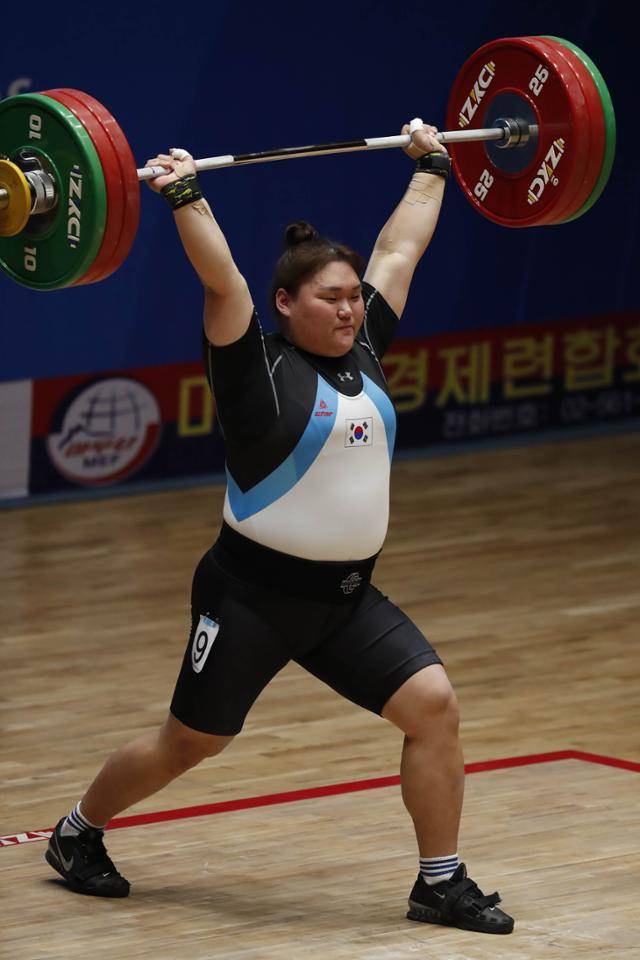 2019 아시아 유소년 주니어 역도선수권 대회에서의 이선미.