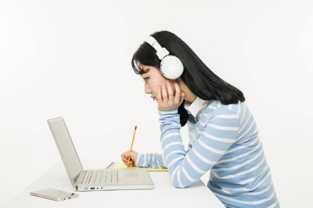 책상에 앉아 턱을 괴는 사람은 주두 점액낭염을 주의해야 한다./사진=클립아트코리아