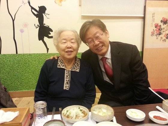 이재명 경기지사와 어머니. 이재명 경기지사 측 제공