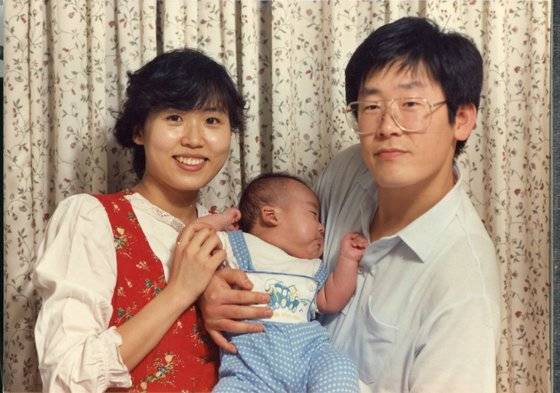 첫째 아들과 함께 집에서. 이재명 경기지사 측 제공