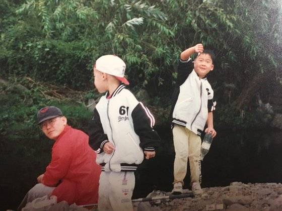 두 아들과 함께 낚시하는 이재명 경기지사. 이재명 경기지사 측 제공