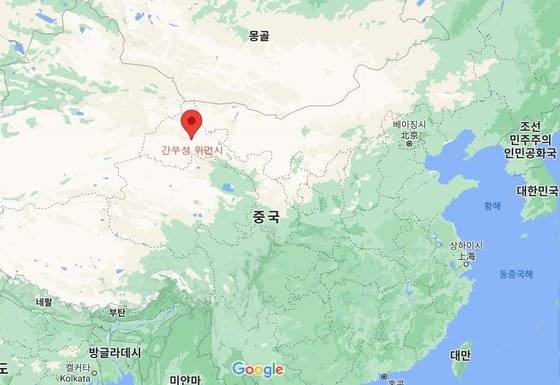 119개의 미사일 격납고가 건설 중인 중국 간쑤성 위먼시. 17만 명이 거주하고 있으며 석유 생산이 많은 사막지대에 위치하고 있다. [구글 캡쳐]