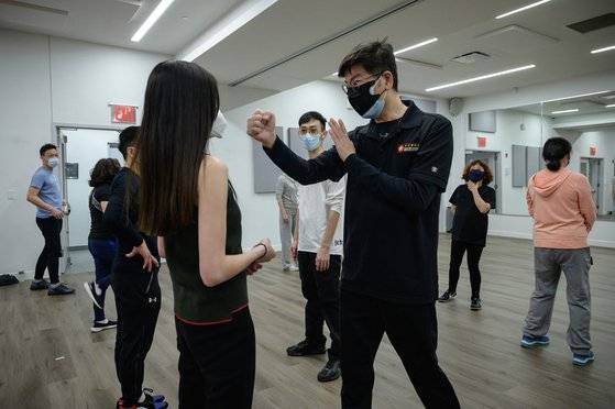 지난 4월 18일 뉴욕 아시아계 미국인 커뮤니티의 한 멤버가 호신술 수업을 받고 있다. 미국에선 아시아인을 향한 혐오범죄가 급격히 늘면서 아시아인들의 걱정이 커지고 있다. AFP=연합뉴스