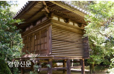 칠지도는 이소노카미 신궁의 금족지 안 남서쪽에 조성한 신고(神庫)에 보관되어 있었다. |이소노카미 신궁 홈페이지에서