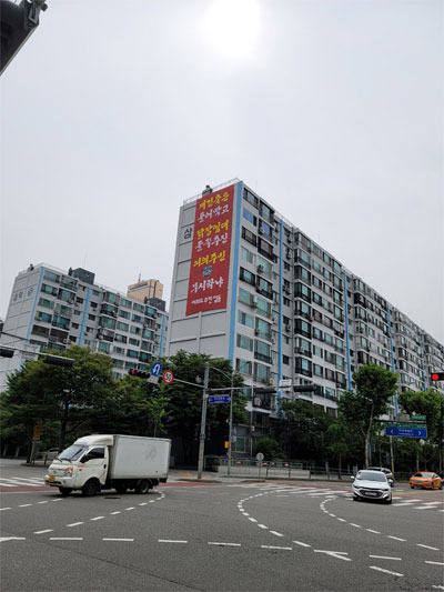 2일 여의도 삼익아파트 외벽에 LH용지에 공공주택 공급을 비판하는 내용의 현수막이 걸렸다. [이축복 기자]