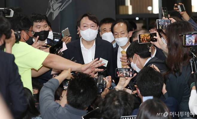 윤석열 전 검찰총장 9일 오후 서울 중구 남산예장공원 내에 있는 이회영기념관 개관식에 참석해 전시물을 관람한 뒤 취재진에 둘러싸여 있다. /사진=이기범 기자 leekb@