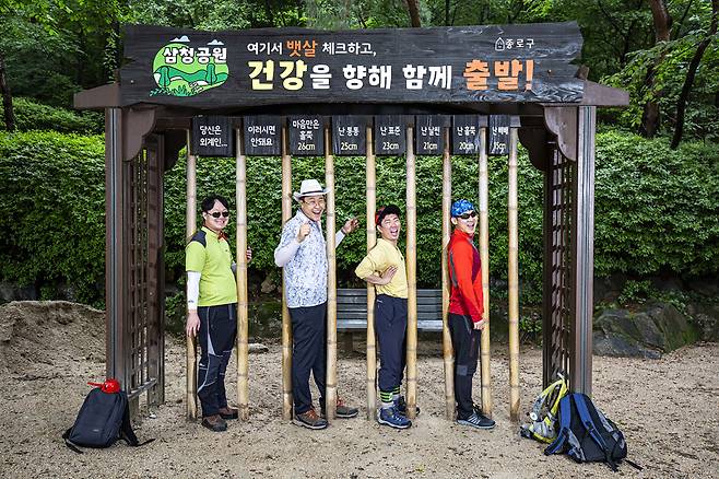 개성 넘치는 중년 남성 캐릭터들을 연기하는 한사랑산악회 멤버들.