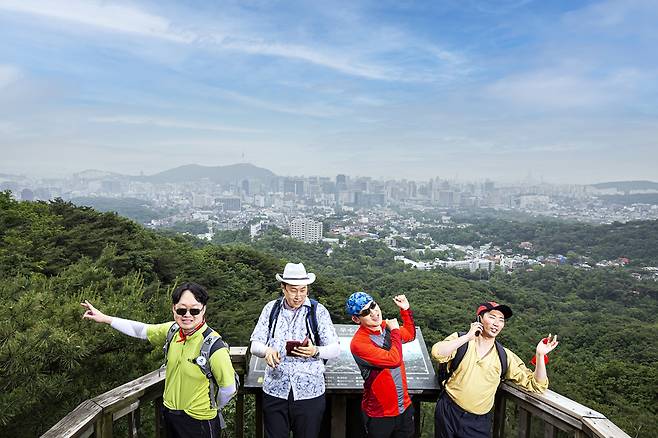 서울 종로구 삼청공원 말바위 전망대에서 각 캐릭터에 맞게 포즈를 취한 한사랑산악회 멤버. 왼쪽부터 정재형(정광용, 이하 극중 이름), 이용주(배용길), 김민수(김영남), 이창호(이택조).
