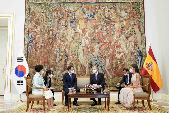 지난 달 15일(현지시간) 스페인을 국빈 방문 한 문재인 대통령과 김정숙 여사가 스페인 마드리드왕궁에서 펠리페 6세 국왕과 환담하고 있다./연합뉴스