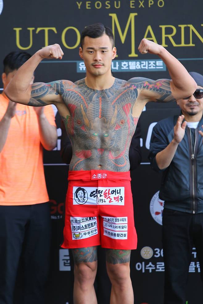 ▲ 황인수는 이레즈미 전신 문신 때문에 경기에선 래시가드를 입고 싸운다. 문신을 너무 많이 한 것을 후회하지만 긍정적으로 생각한다. "문신을 지우려고도 알아 봤는데, 나중에 큰 무대로 갔을 때 내 캐릭터로 삼으면 어떨까 한다. 더 화제가 될 수 있다"고 말했다.