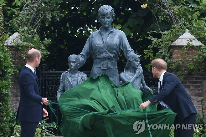 다이애나비 동상 제막하는 윌리엄 왕세손과 해리 왕자 형제 [AFP=연합뉴스]