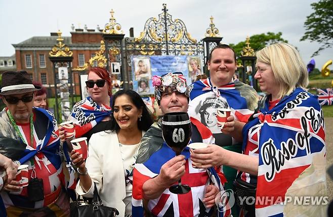 켄싱턴궁 밖에 모인 다이애나비 팬들 [EPA=연합뉴스]