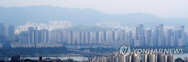 서울 남산에서 바라본 서초구 일대 아파트 단지 모습 [연합뉴스 자료사진]
