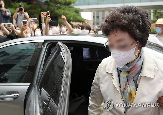 차에서 내리는 윤석열 전 검찰총장 장모 최모 씨 (의정부=연합뉴스) 홍해인 기자 = 요양병원을 개설하고 요양급여를 편취한 혐의를 받는 윤석열 전 검찰총장의 장모 최모 씨가 2일 경기도 의정부시 가능동 의정부지방법원에서 열린 1심 선고공판에 출석하고 있다. 2021.7.2 hihong@yna.co.kr