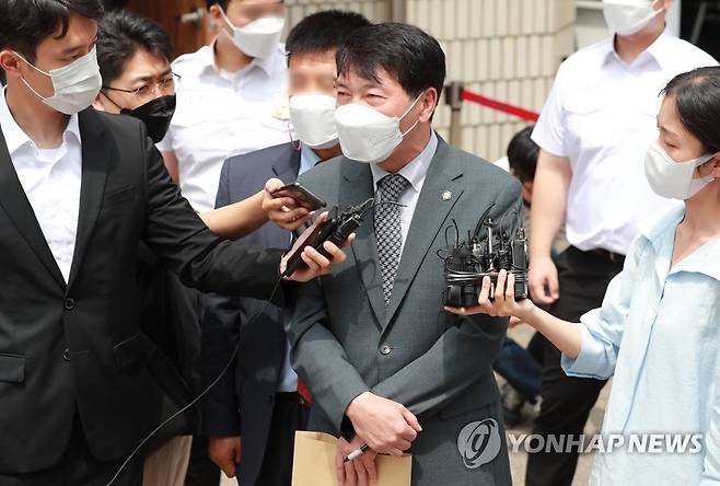 법정구속 입장 밝히는 손경식 변호사 (의정부=연합뉴스) 홍해인 기자 = 선고공판이 끝난 뒤 손경식 변호사가 재판 결과에 대한 입장을 밝히고 있다. hihong@yna.co.kr
