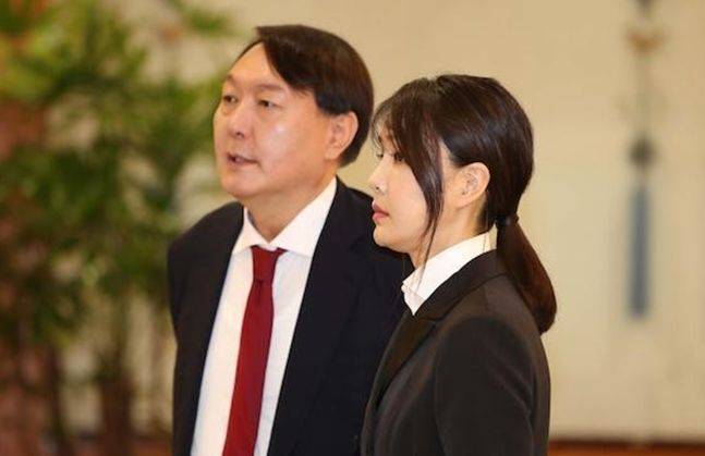 2019년 7월 25일 윤석열 당시 신임 검찰총장이 청와대 본관에서 열린 검찰총장 임명장 수여식에 참석한 가운데 부인 김건희 씨가 윤 총장과 함께 있다. ⓒ뉴시스