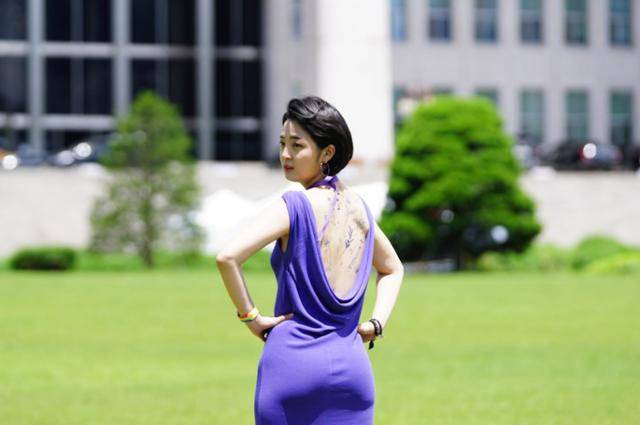 류호정 정의당 의원이 지난달 16일 서울 여의도 국회 본청 앞에서 등이 파인 보랏빛 드레스를 입고 타투업법 제정 촉구를 위한 기자회견을 열었다. 류호정 의원 SNS 캡처