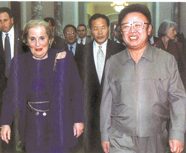 매들린 올브라이트(왼쪽) 미국 국무부 장관과 김정일 북한 국방위원장이 2000년 10월 23일 평양 백화원 초대소에서 함께 걸어가고 있다. 올브라이트 장관은 재킷 왼쪽에 미국 성조기 브로치를 달았다. 한국일보 자료사진