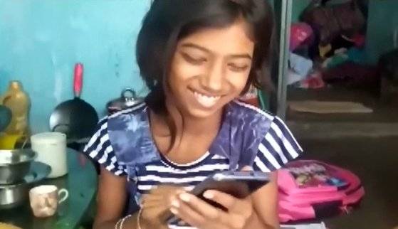 스마트폰을 들고 기뻐하는 쿠마리. [인디아투데이 트위터 캡처]