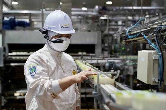 노호준(43) 음성두부생산파트 선임조장이 지난달 29일 충북 음성 풀무원 공장에서 생산되는 두부를 확인하고 있다. [사진 풀무원]