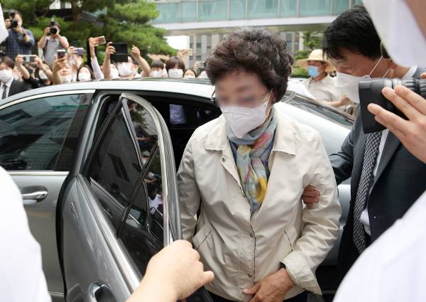 윤석열 전 검찰총장의 장모 최모(74)씨가 2일 경기도 의정부지방법원에서 열린 1심 선고 공판에 출석하고 있다. 최씨는 의료법 위반과 특정경제범죄가중처벌등에관한법률 위반(사기) 혐의로 징역 3년을 선고받고 법정구속 됐다. 연합뉴스