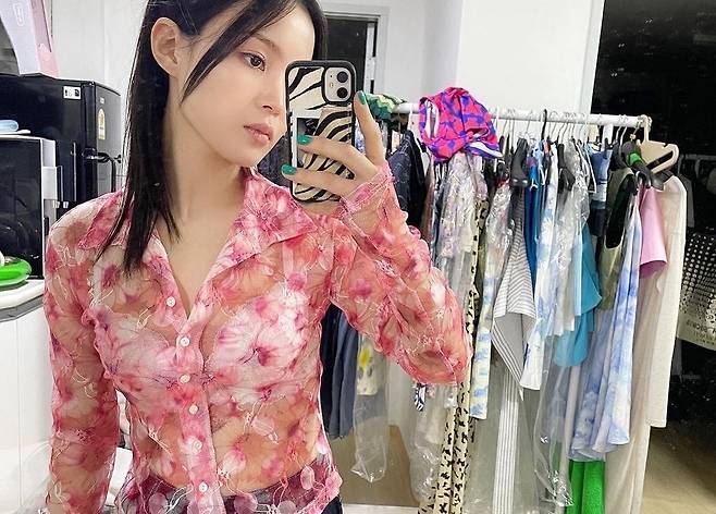 Singer Lee Hi has presented a variety of fashions.On the 2nd, Lee Hi posted several photos on his Instagram with the article Personal Life.Lee Hi in the photo is taking a selfie in various costumes. First Lee Hi has a unique combination by matching a colorful floral see-through shirt with heart pants.The see-through costume, which looks like underwear, is extraordinary.Lee Hi, who transformed into a youthful beauty with a teddy bear printed T-shirt, showed a strong personality in a green long dress and an umbrella.After transferring to AOMG, he showed himself more and more, and he still attracted attention with his immaculate skin and fascinating features.Meanwhile, Lee Hi appeared on Beautiful Mint Life 2021 held on June 26th.