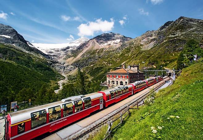 알프 그륌역을 출발하는 베르니나 특급 [스위스 정부관광청 제공]