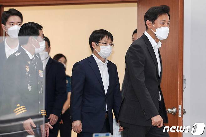 오세훈(오른쪽 첫번째) 서울시장이 2일 서울 종로구 서울지방경찰청에서 열린 '서울시 자치경찰위원회 출범식'에 참석하고 있다. 2021.7.2/뉴스1 © News1 김명섭 기자
