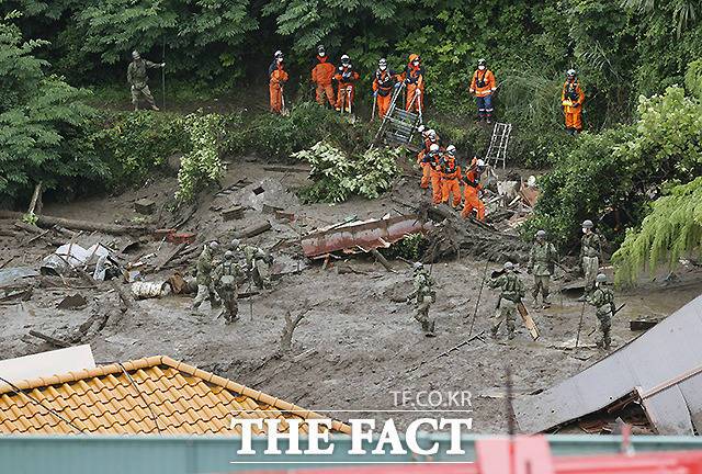이번 산사태로 2명이 숨지고, 20여 명은 아직 행방불명이다. 주택 10채 이상이 흙더미에 휩쓸려 떠내려가는 등 100채 이상이 피해를 입었으며, 주민 180여 명이 긴급 대피했다. 경찰과 소방대, 자위대가 동원돼 구조작업을 벌이고 있지만 사망자가 더 늘어날 가능성이 있다./아타미=교도.로이터