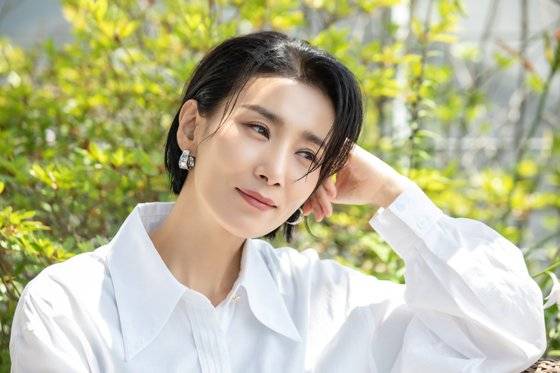 갑자기 웬 배우 김서형 씨 사진이냐구요? 조금만 참고 끝까지 읽어주시면 아실 수 있습니다! 사진은 지난달 29일 서울 압구정에서 드라마 '마인' 종영 인터뷰를 진행할 당시입니다. [사진 키이스트]