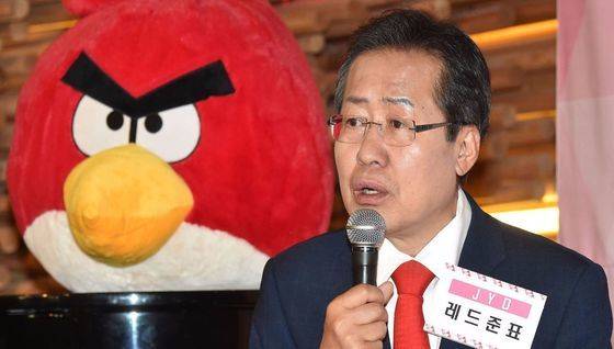 자유한국당 홍준표 대선 후보가 2017년 5월 2일 서울 마포구 서교동 한 카페에서 TV프로그램 'SNL 미운우리 프로듀스101'에서 홍 후보를 연기한 '레드준표' 개그맨 정이랑씨와 만남에 앞서 청년공약을 발표하고 평가 받는 시간을 갖고 있다. 뉴데일리