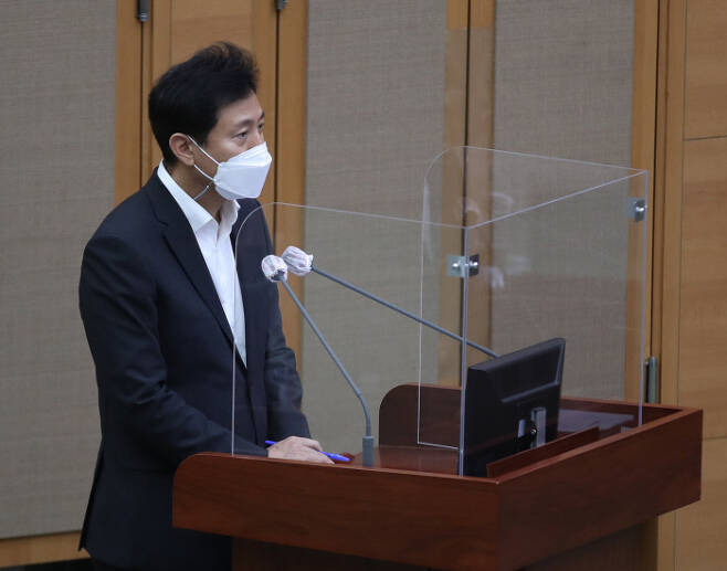 오세훈 서울시장이 지난 6월30일 서울시의회에서 열린 시정질문에 참석해 질문에 답하고 있다. 연합뉴스