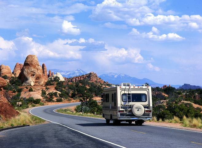 미국 유타주 아치스 국립공원을 향해 달리는 캠핑카