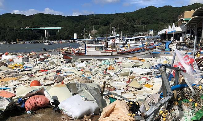 지난해 9월 태풍 마이삭에 떠내려온 플라스틱 쓰레기들이&nbsp;강원도 삼척 항구를 뒤덮고 있다.&nbsp;전체 해양쓰레기의 약 86%가 플라스틱이며 그중 32%가량을 스티로폼 부표가 차지한다. 세계일보 자료사진