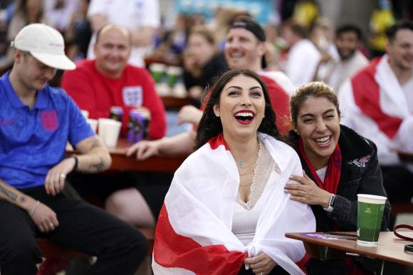 잉글랜드 축구팬들이 3일(현지시간) 런던 트라팔가 광장에서 ‘유로 2020’ 8강전 우크라이나와의 경기가 시작되기를 기다리고 있다.AP 연합뉴스