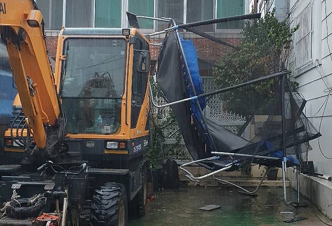 4층 옥상서 떨어진 트램펄린 [부산소방재난본부 제공·재판매 및 DB 금지]