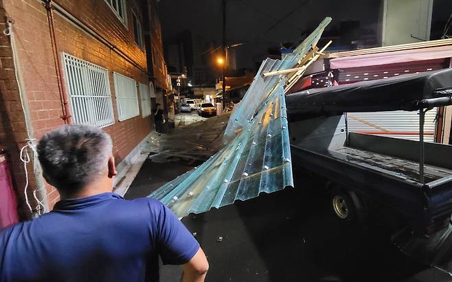 강풍에 날아간 지붕 [부산소방재난본부 제공·재판매 및 DB 금지]