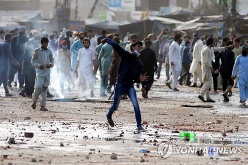 돌 던지는 파키스탄 시위대 자료 사진 [로이터 자료사진=연합뉴스]