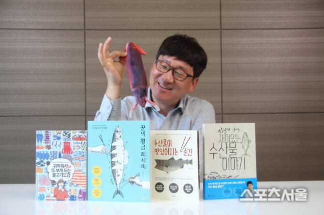 ‘입질의 추억’ 김지민 작가가 본지와 인터뷰 뒤 포즈를 취하고 있다. 이용수기자