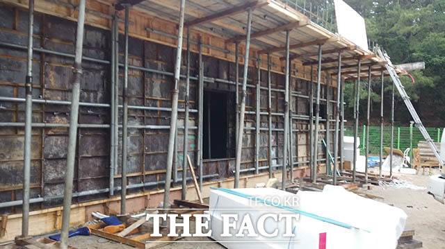 지난 2월 화재로 불타버린 배우 이용녀의 생활 공간에 새 집을 짓고 있다. 이용녀는 "자금 문제 등 몇가지 사정으로 완공 계획은 불투명하다"고 했다. / 포천=이승우 기자