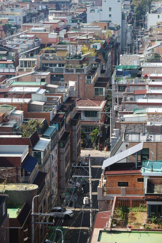 전세 품귀와 전셋값 폭등 현상이 7월 새 임대차법 시행 이후 석 달 가까이 지속되면서 아파트 대신 차선책으로 다세대와 빌라 전세를 찾는 세입자가 늘고 있다. 사진은 서울 송파구 빌라와 다세대 주택 밀집 지역 전경 (사진=연합뉴스)