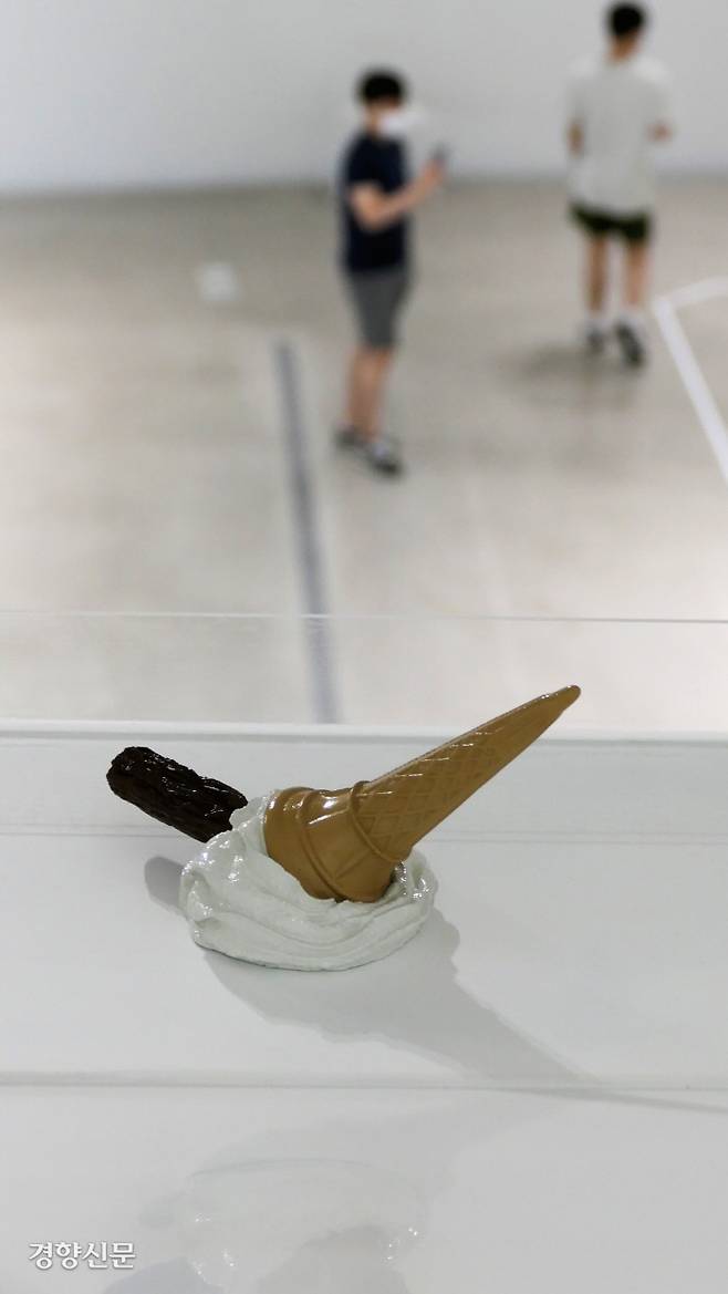 ‘움직이는 오브제, 또는 의도’. 아이스크림을 먹으려다 땅바닥에 떨어뜨린 경험은 흔하다. 그 흔한 ‘자연적 기호’에 해당하는 일상 경험을 미술관이란 ‘관습적 기호’로 가득찬 공간에 들여왔다.
