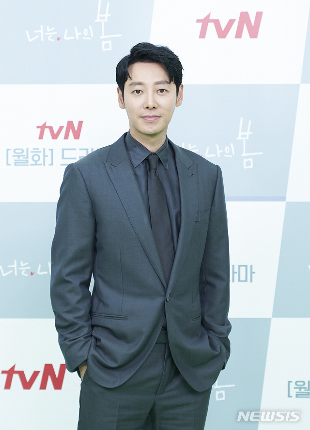 [서울=뉴시스]박진희 기자 = 배우 김동욱이 5일 tvN 새 월화드라마 '너는 나의 봄' 온라인 제작발표회를 하고 있다. (사진=tvN 제공) 2021.07.05. photo@newsis.com